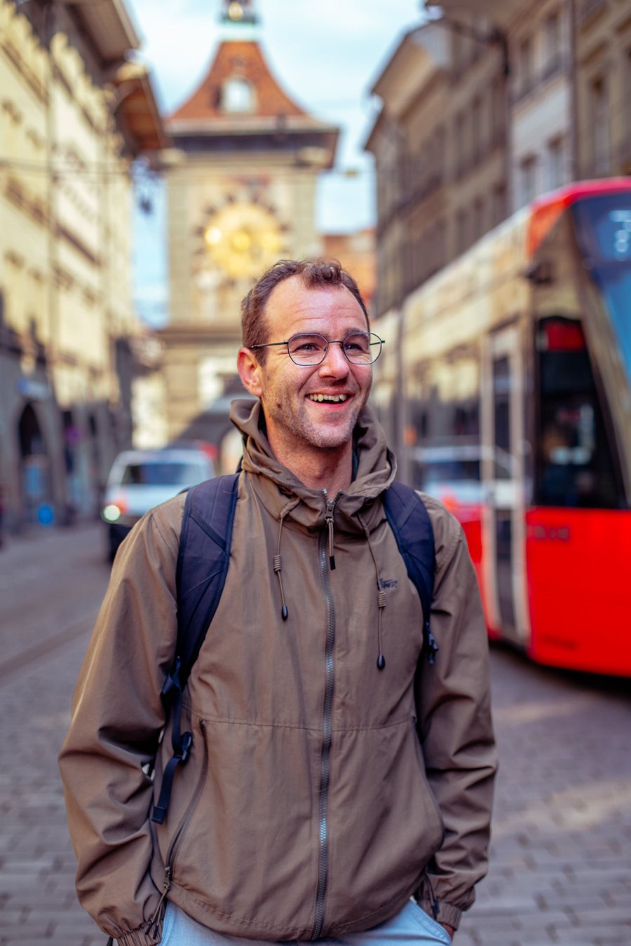Tobias Michael Kurz, Copywriter und GEO-Optimierer, in der Berner Altstadt beim Zytglogge